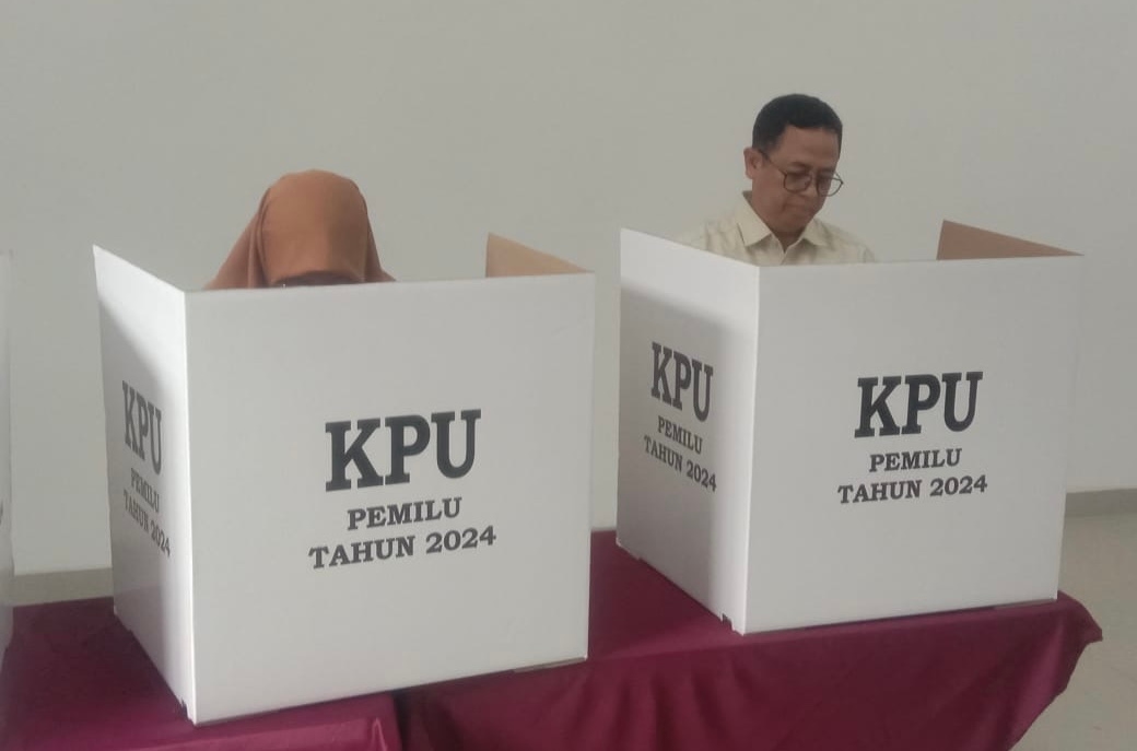 Anggota Bawaslu Puadi dan Istri Nyoblos di TPS 161 Kebon Jeruk Jakarta Barat