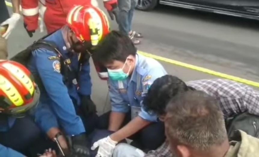 Seorang Wanita Alami Kecelakaan di Jalan Raya Pramuka Jaktim, Mata Korban Tertancap Batang Spion Motor 