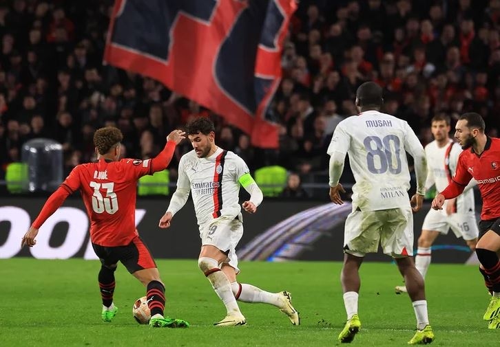 Liga Europa: AC Milan ke 16 Besar Meski Kalah, Roma Bertahan setelah Menang Adu Penalti