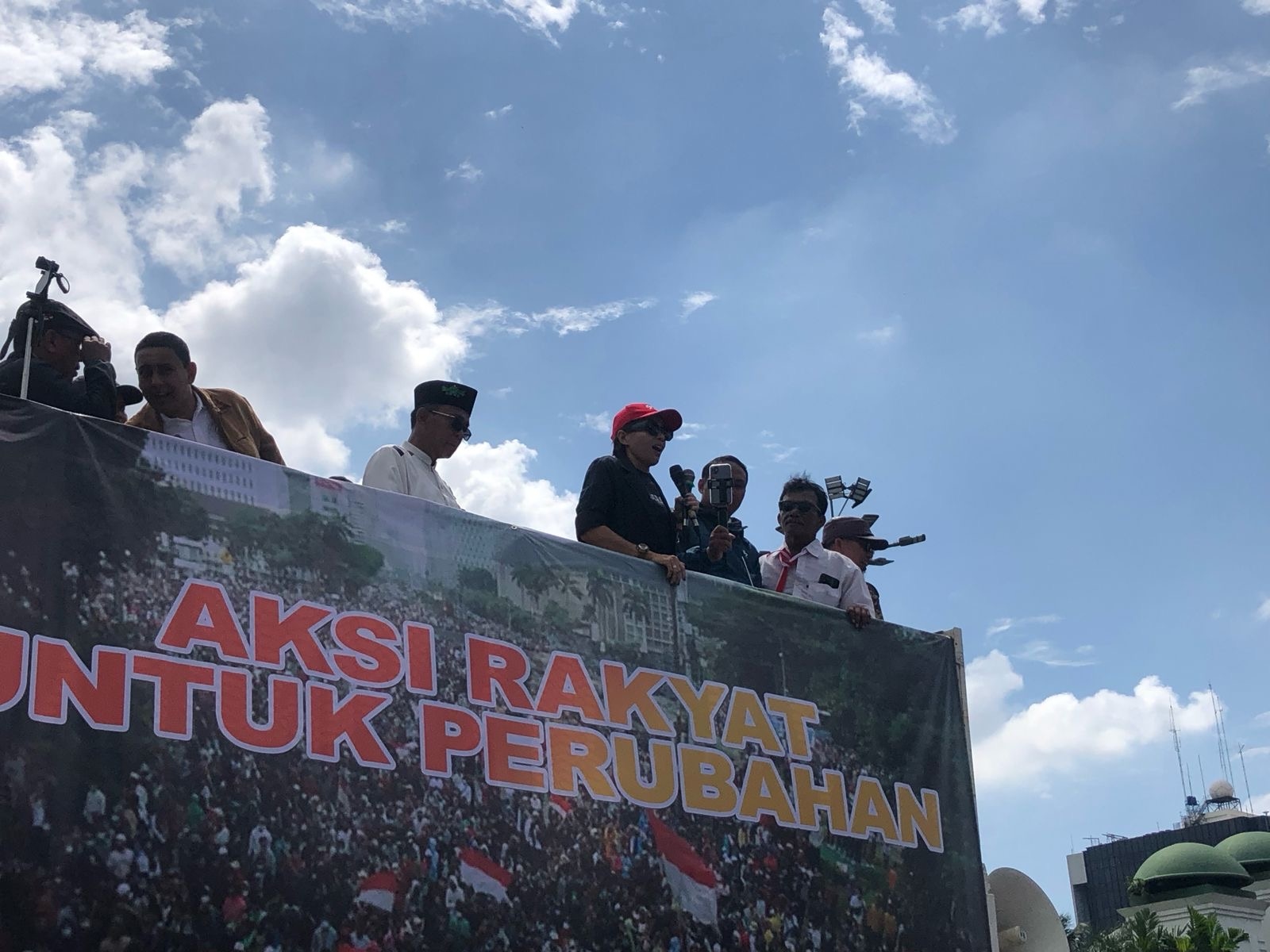 Keras! Caleg PDIP Sebut Jokowi Biadab dan Sampah Saat Orasi di Depan Gedung DPR