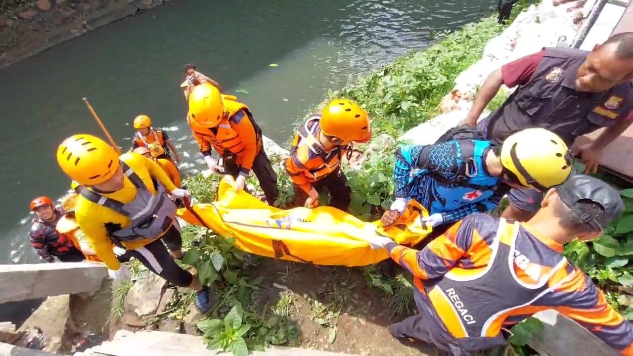 2 Bocah yang Hanyut Terseret Arus Kali Mampang Ditemukan Meninggal Dunia