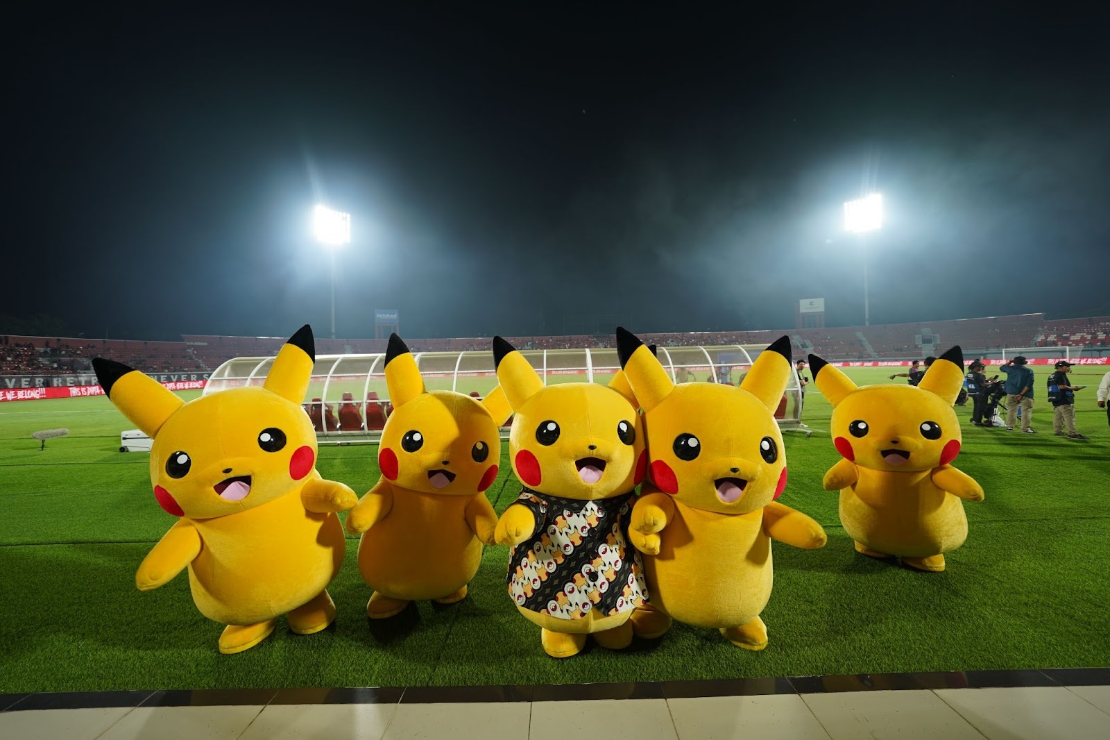 Gemas! Pikachu Berkemeja Batik Sapa Penonton di Stadion Bali United