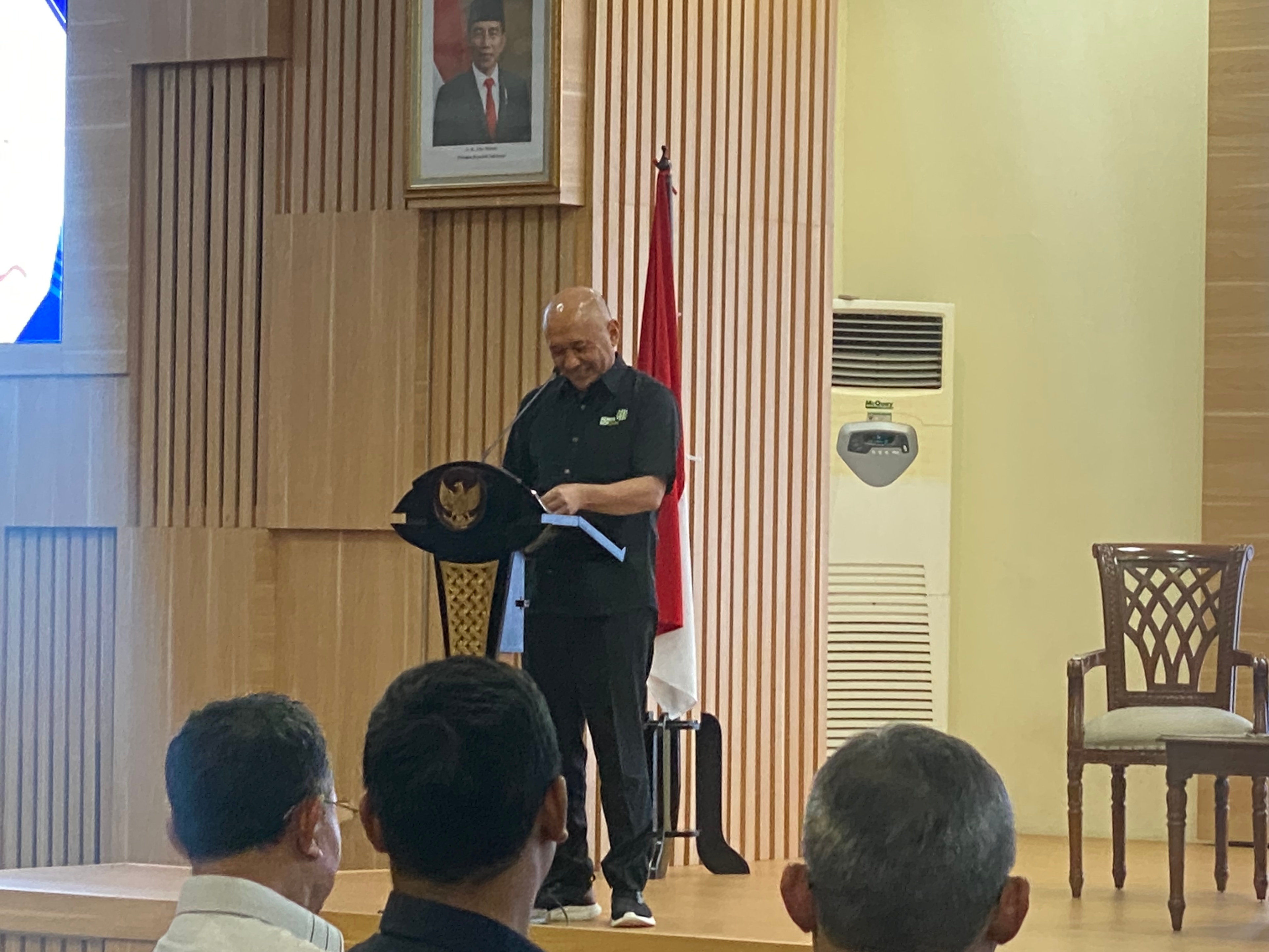 MenkopUKM Soroti Petani Sulit Akses Pupuk Subsidi