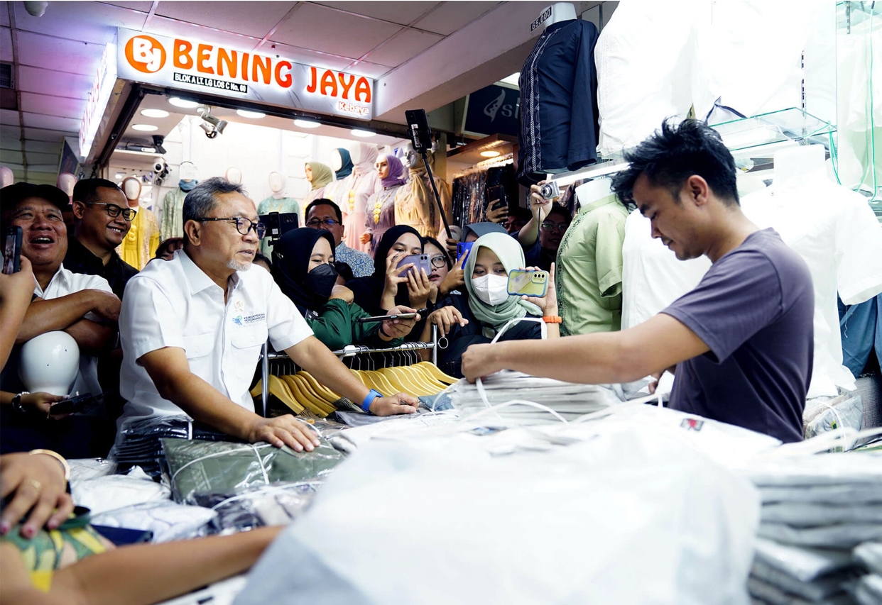Kunjungi Pasar Tanah Abang, Mendag Zulhas: Alhamdulillah, Jelang Lebaran Geliat Ekonomi Terus Tumbuh