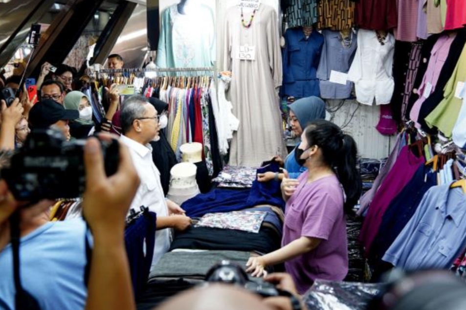 Borong Baju di Pasar Tanah Abang, Mendag Zulhas: Kualitas Bagus Harga Ekonomis