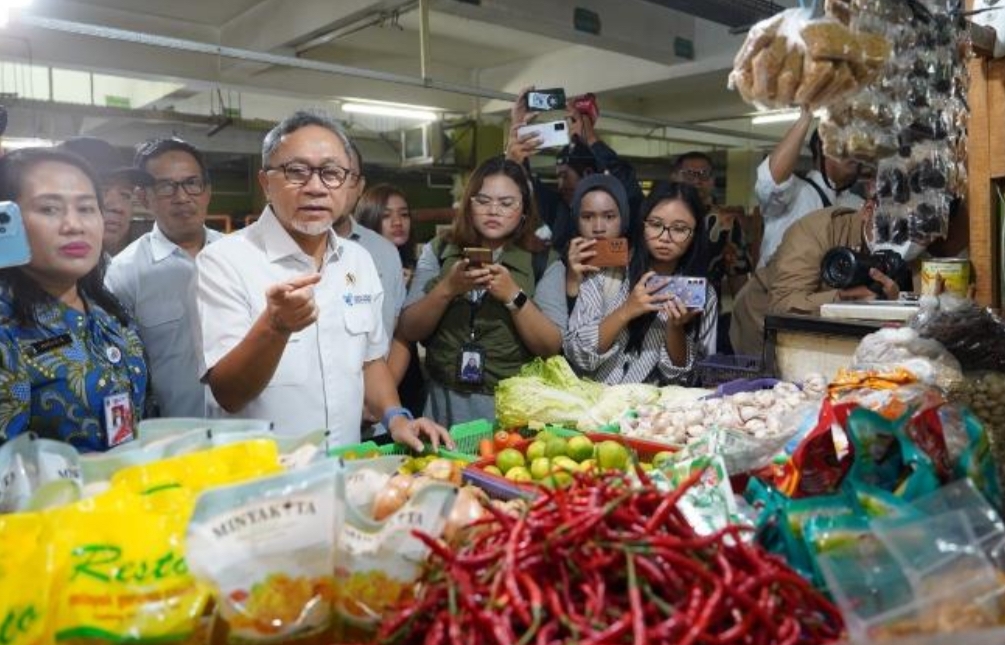 Pantau Pasar Kramat Jati, Mendag Zulhas: Pemerintah Pastikan Stok Bapok Melimpah Selama Ramadan dan Lebaran