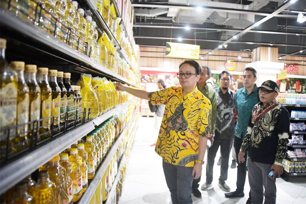 Tinjau Ritel Modern di Bali, Wamendag Jerry Pastikan Harga Bapok Stabil Saat Ramadan