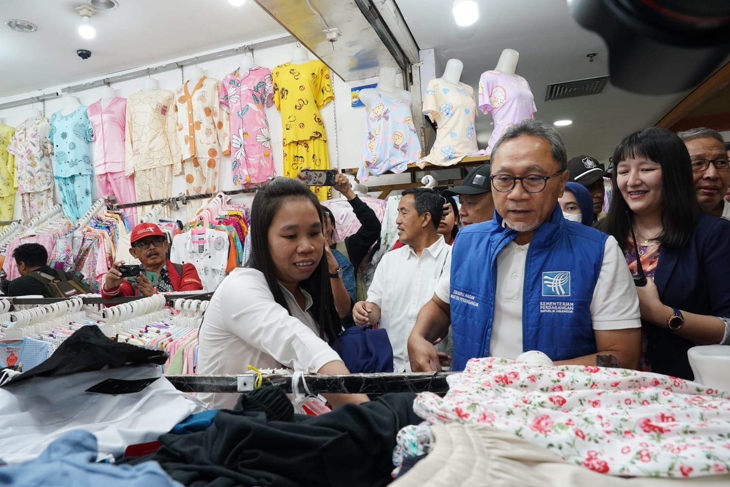 Kunjungi ITC Mangga Dua, Mendag Zulhas: Kebutuhan Sandang Jelang Lebaran Lengkap, Harga Ekonomis