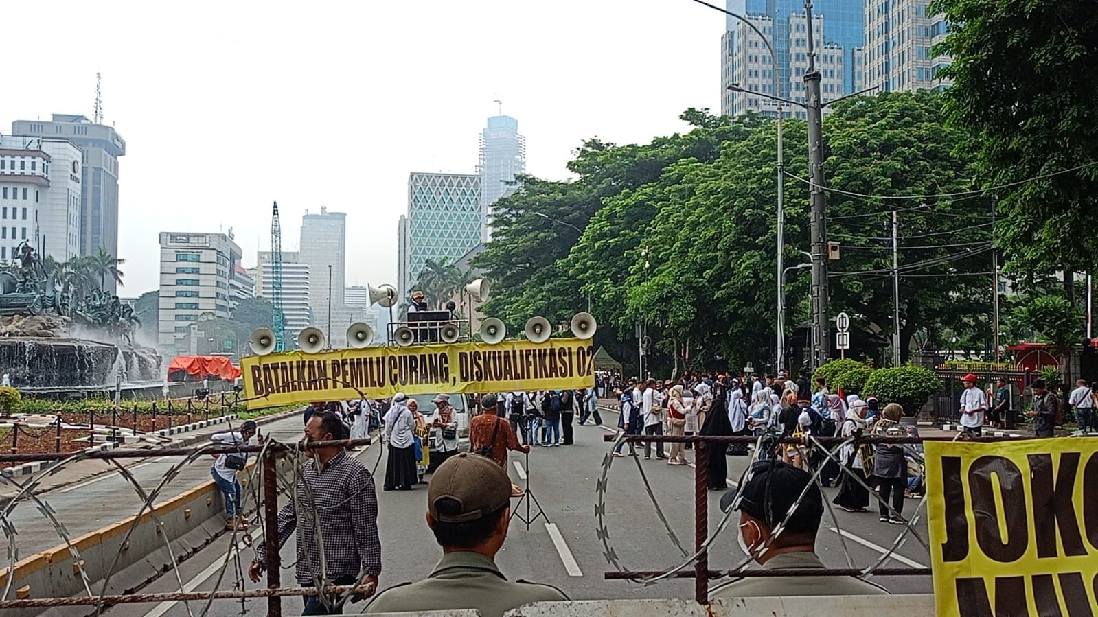 Pendukung AMIN Terlibat Bentrok di MK, Lempar Botol Air Mineral hingga Batu 