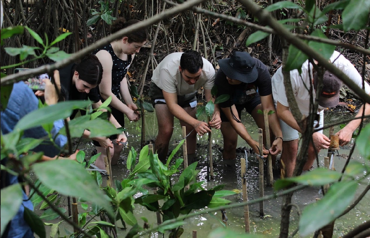 Rayakan Semangat Berbagi, Grab Salurkan Donasi Rp1,5 Miliar kepada 8 Komunitas