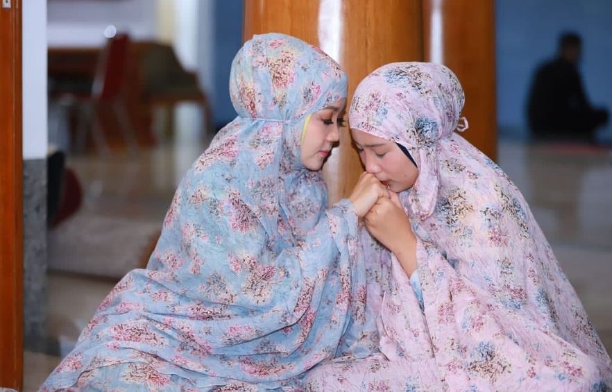 Putrinya Lepas Hijab, Atalia Praratya: Bukan karena Pergaulan