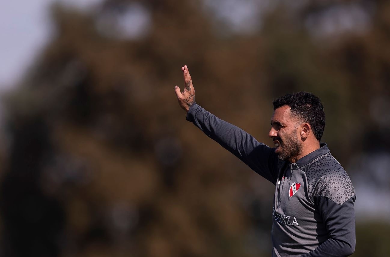 Carlos Tevez Dilarikan ke Rumah Sakit karena Nyeri Dada, Perawatan Awal Dikabarkan Positif