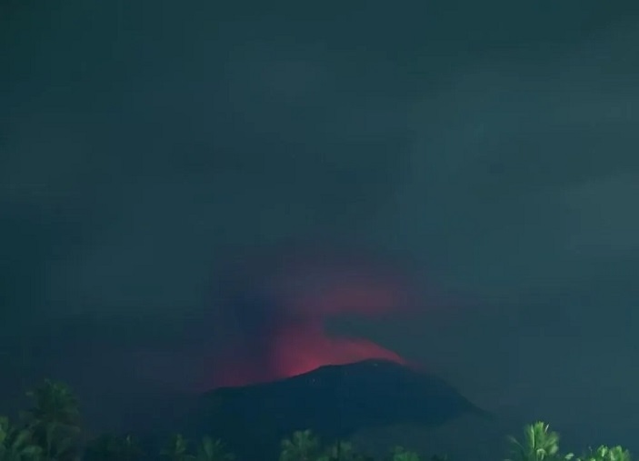 Gunung Ibu Erupsi, Luncurkan Abu Vulkanik Setinggi 1.000 Meter
