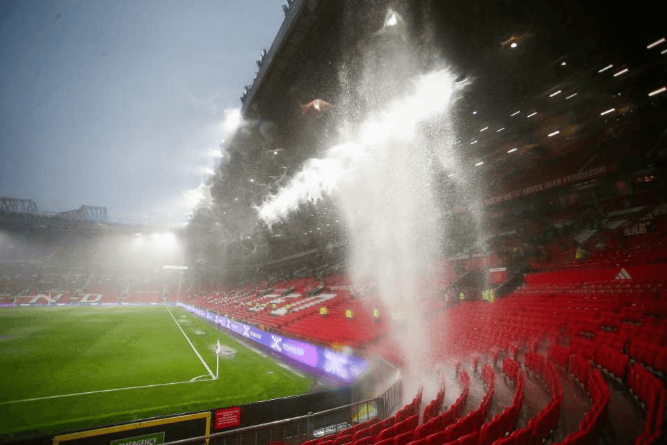 VIRAL Banjir Menimpa Kandang Manchester United Akibat Hujan Deras, Netizen: Bukan Banjir Trofi Malah Banjir Beneran