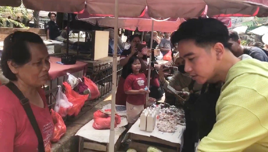 Belanja Cabai di Pasar Nangka, Gibran Kaget Beli Rp20 Ribu Dapat Banyak Banget