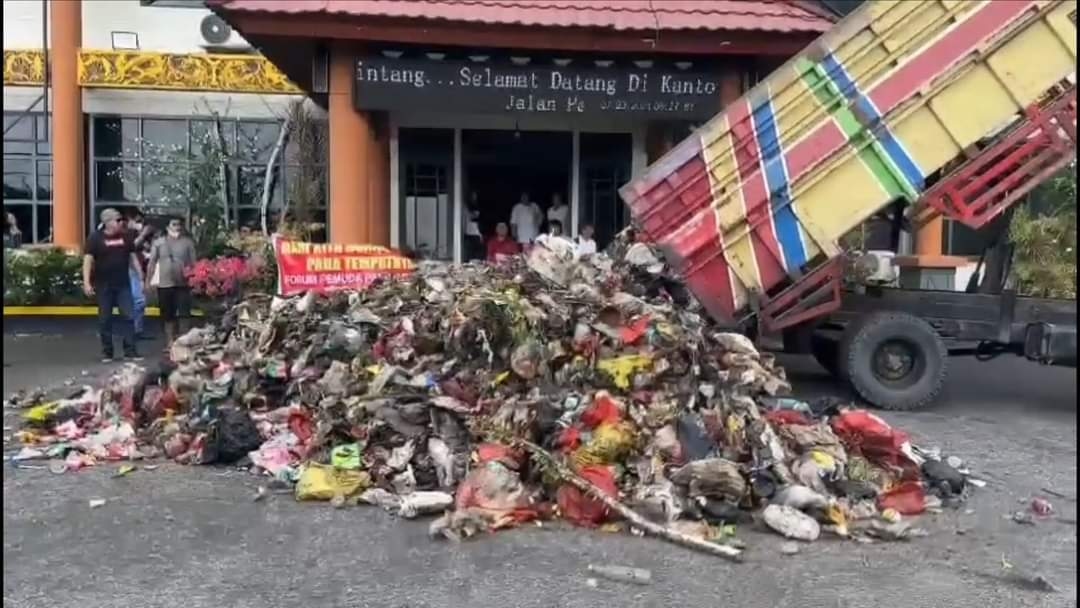 Viral! Protes Besar-besaran, Warga Sintang Buang Sampah di Halaman Kantor Bupati dan DPRD