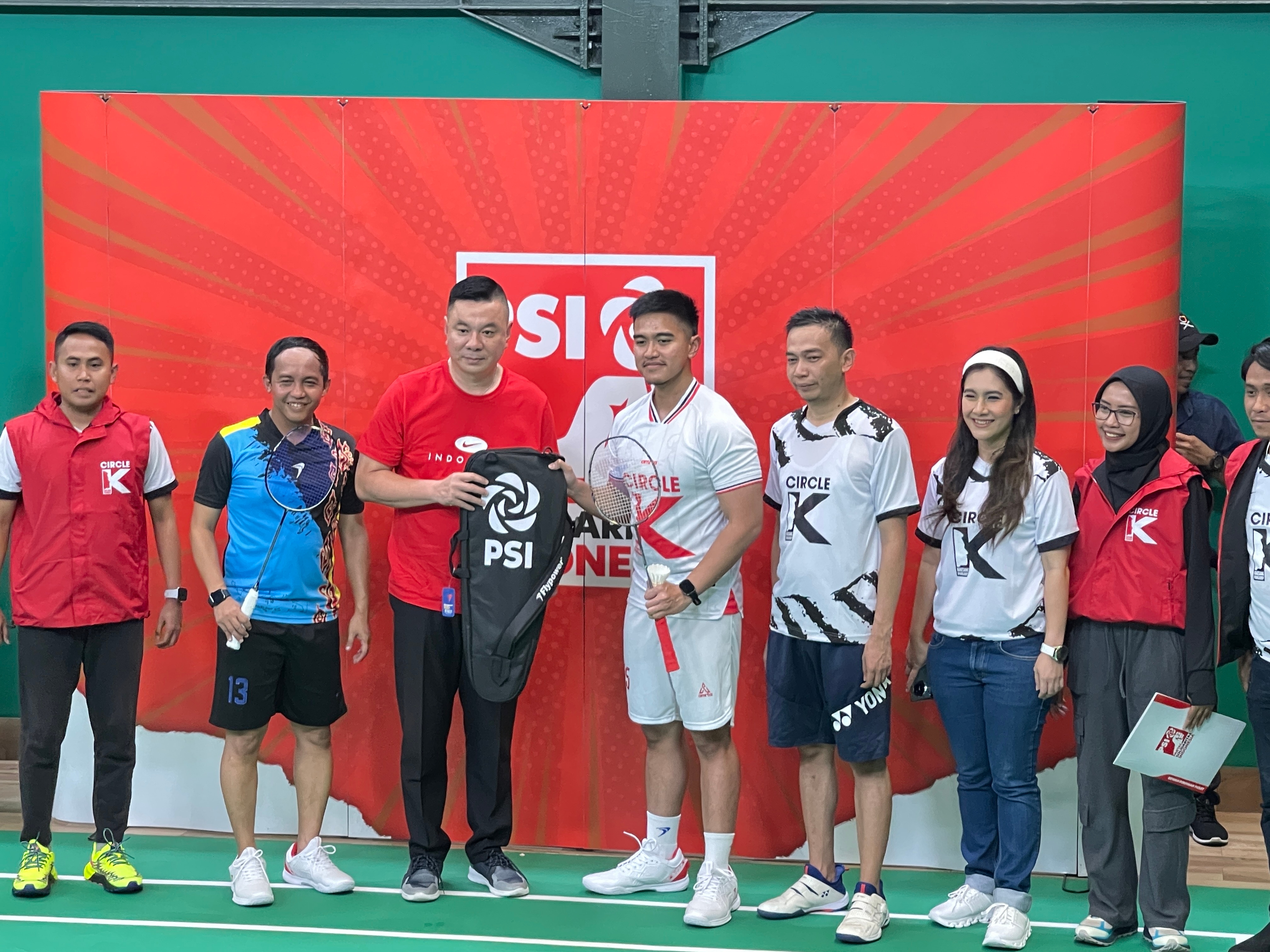 Sambil Main Bulu Tangkis, Kaesang Beri Surat Rekomendasi ke 11 Bakal Cakada PSI