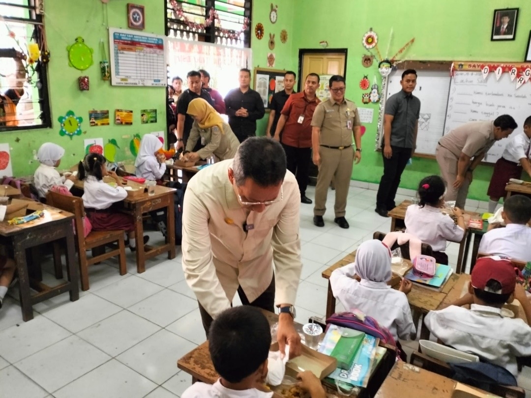 Heru Budi Uji Coba Makan Bergizi Gratis di SDN 07 Cideng, Jakarta Pusat 