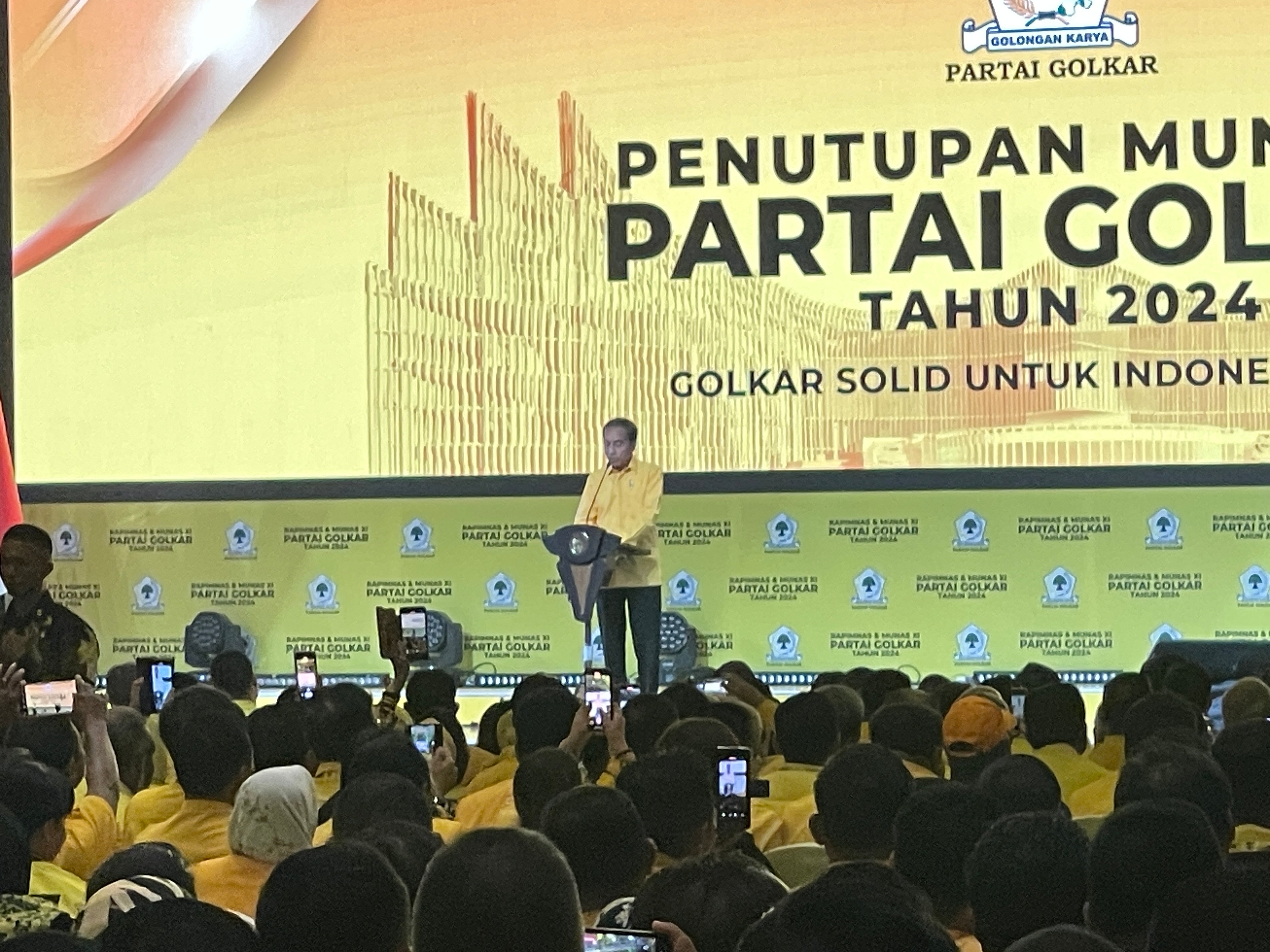 Jokowi: Yang Buat Keputusan MK dan DPR, Tapi yang Dibicarakan Si 'Tukang Kayu'