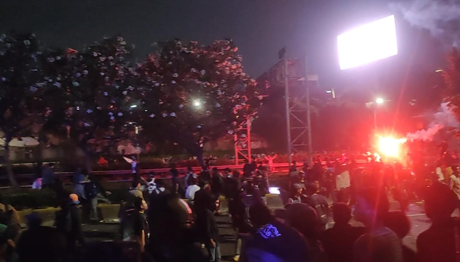 Polisi Pukul Mundur Massa Demonstran di Depan Gedung DPR dengan Gas Air Mata