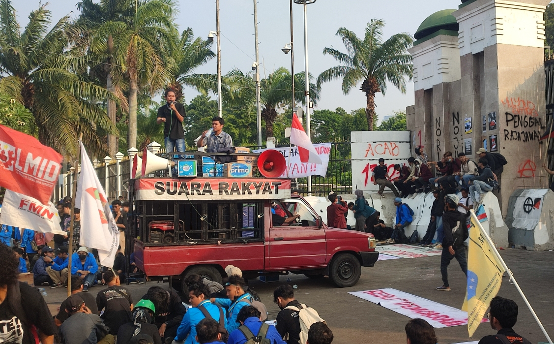 Kawal Putusan MK, Ratusan Mahasiswa Kembali Gelar Demonstrasi di Depan Gedung DPR RI