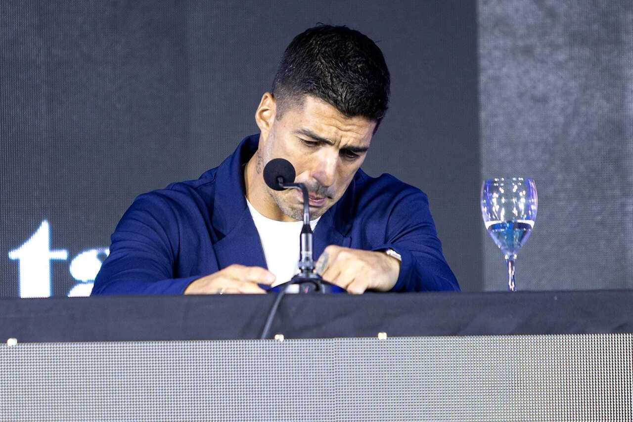 Emosional, Luis Suarez Umumkan Pensiun dari Timnas Uruguay 