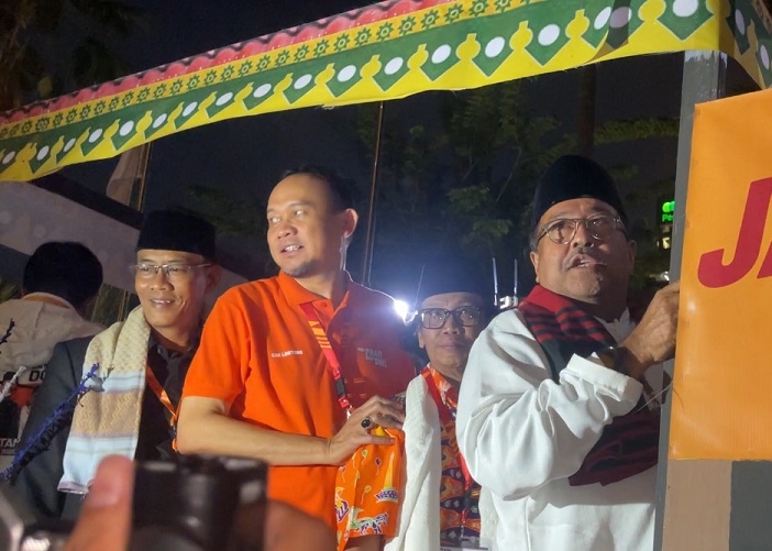 Pramono-Rano Berangkat ke KPUD Jakarta Naik Oplet