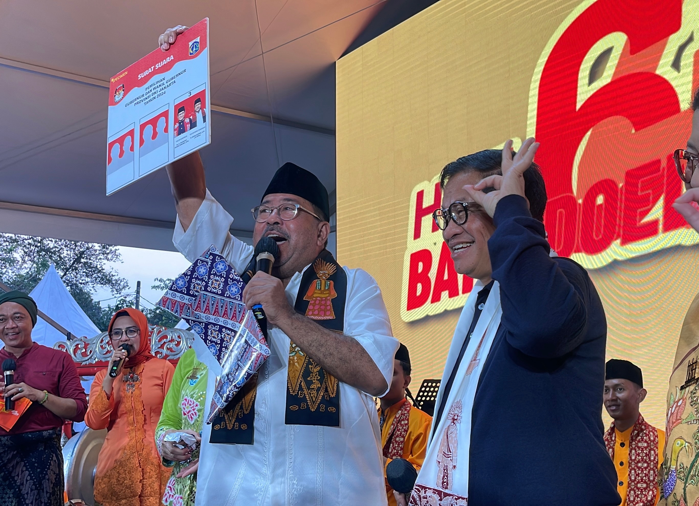 Ultah ke-64 Tahun, Rano Karno Dapat Hadiah Replika Surat Suara dari Pramono