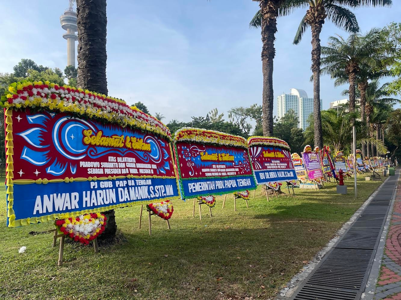 Puluhan Karangan Bunga Sambut Pelantikan Prabowo-Gibran di Senayan