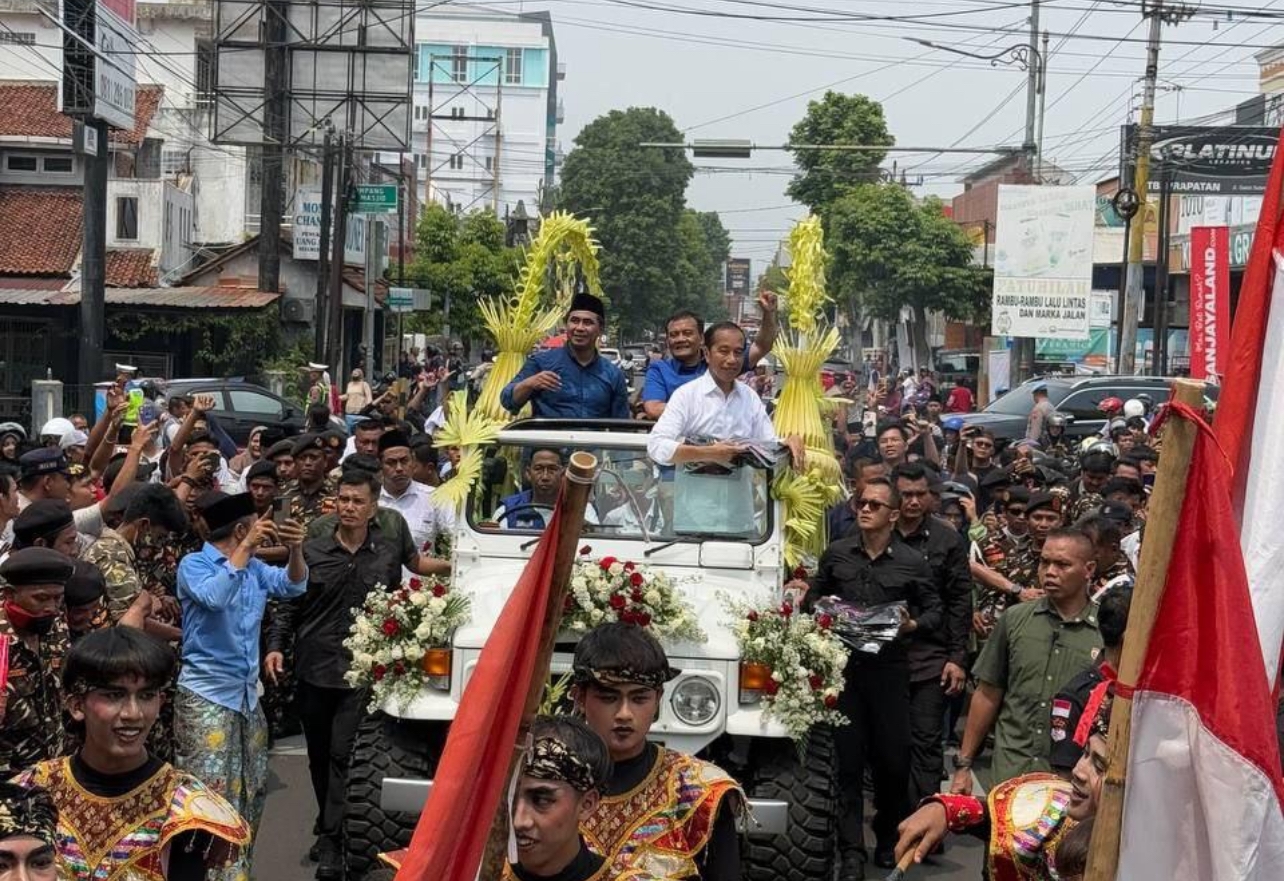 Meriah! Jokowi, Ahmad Luthfi, dan Gus Yasin Pawai Jeep Terbuka Disambut Puluhan Ribu Warga Banyumas