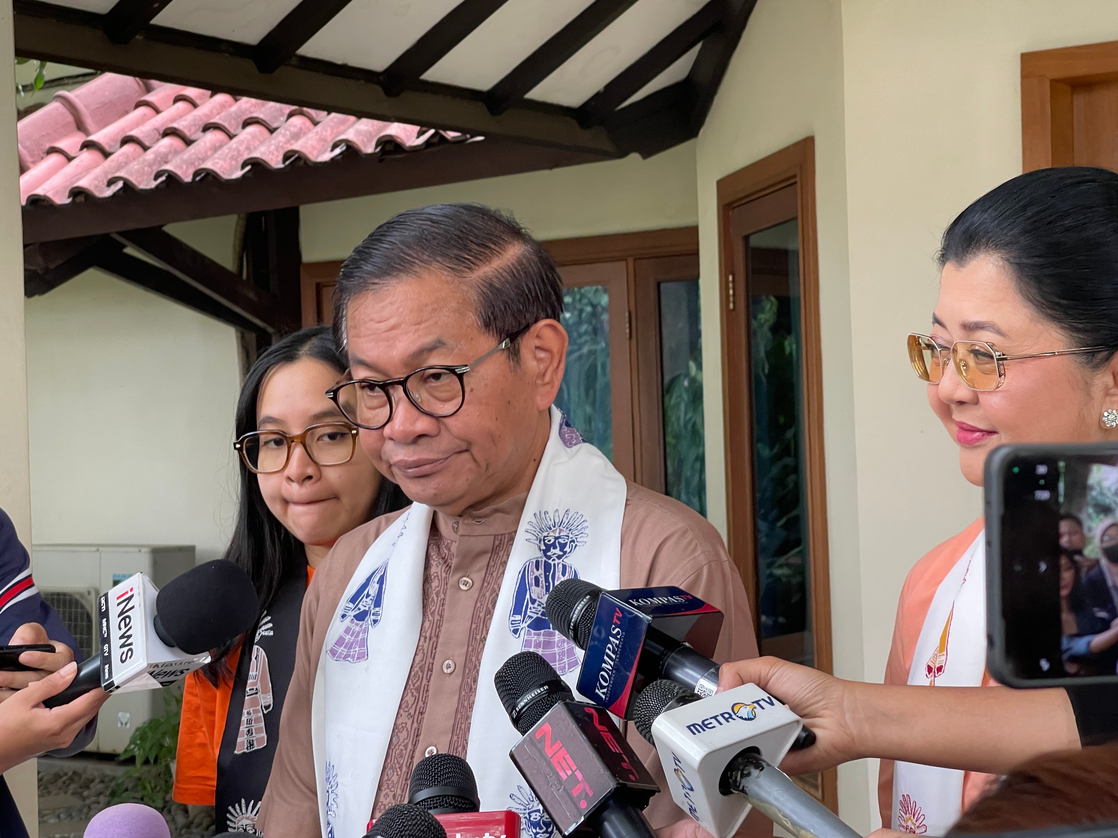 Pramono Anung Berjalan Kaki ke TPS, Siap Sambut Hasil Pilkada DKI Jakarta