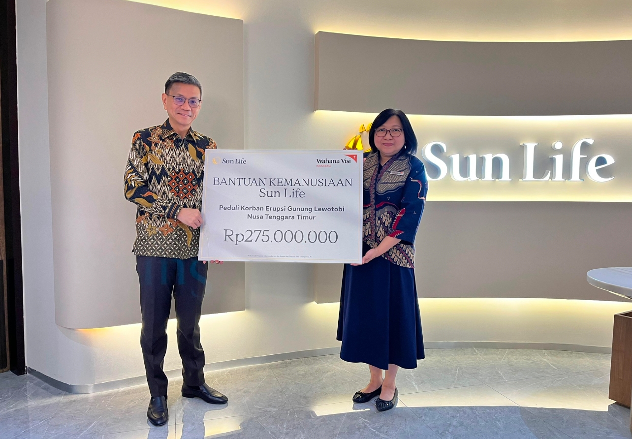 Sun Life Salurkan Rp275 Juta untuk Bantu Pemulihan Dampak Erupsi Gunung Lewotobi