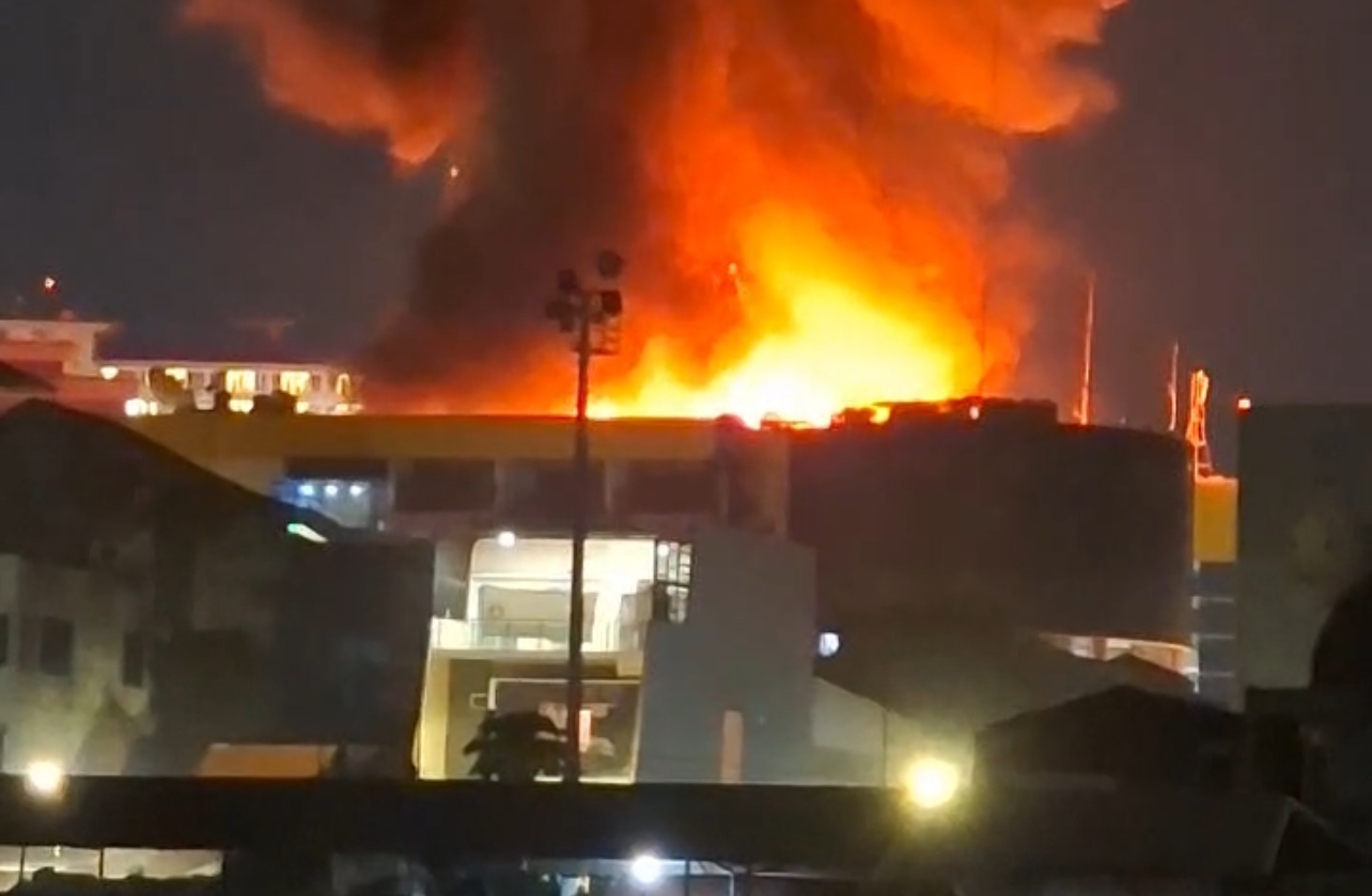 Kebakaran Melanda Glodok Plaza, Tim Damkar Kerahkan 21 Unit Pemadam