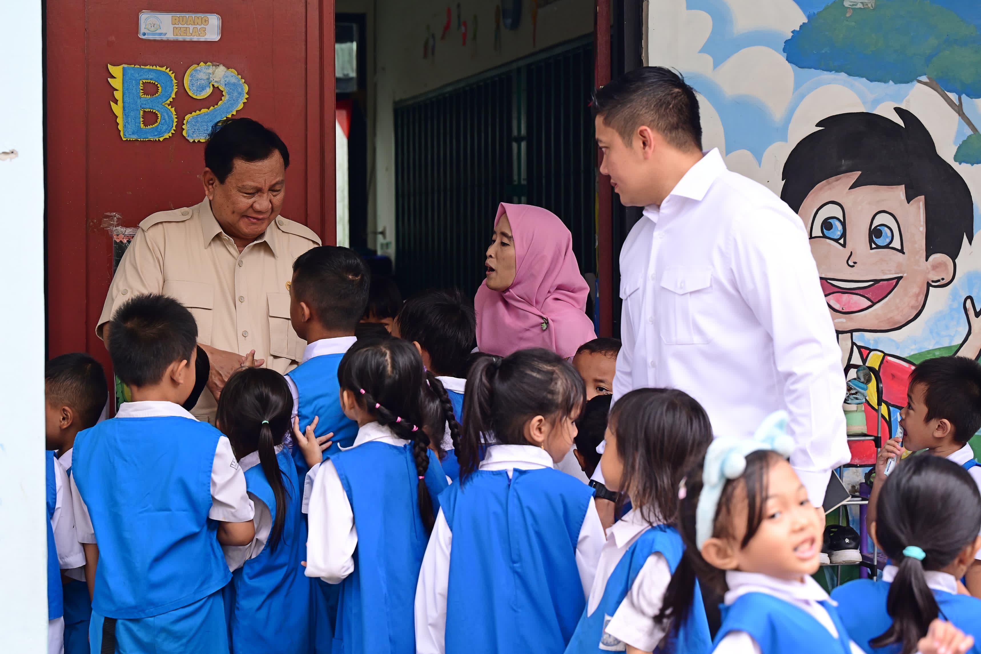 Prabowo Sidak Program Makan Bergizi Gratis di Sekolah, Mayor Teddy: Semoga Jadi Semangat Baru