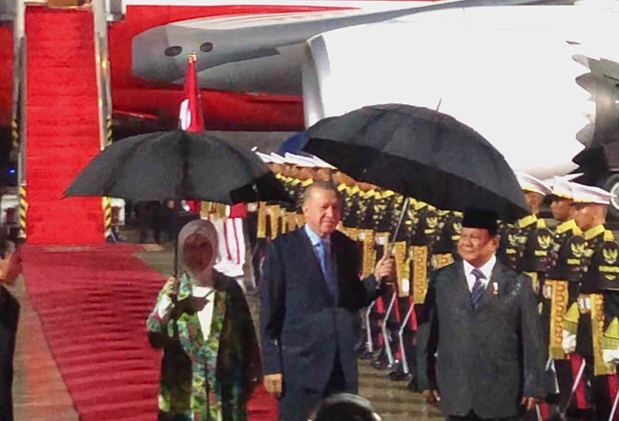 Diguyur Hujan, Prabowo Ogah Dipayungi Saat Sambut Erdogan di Halim Perdanakusuma