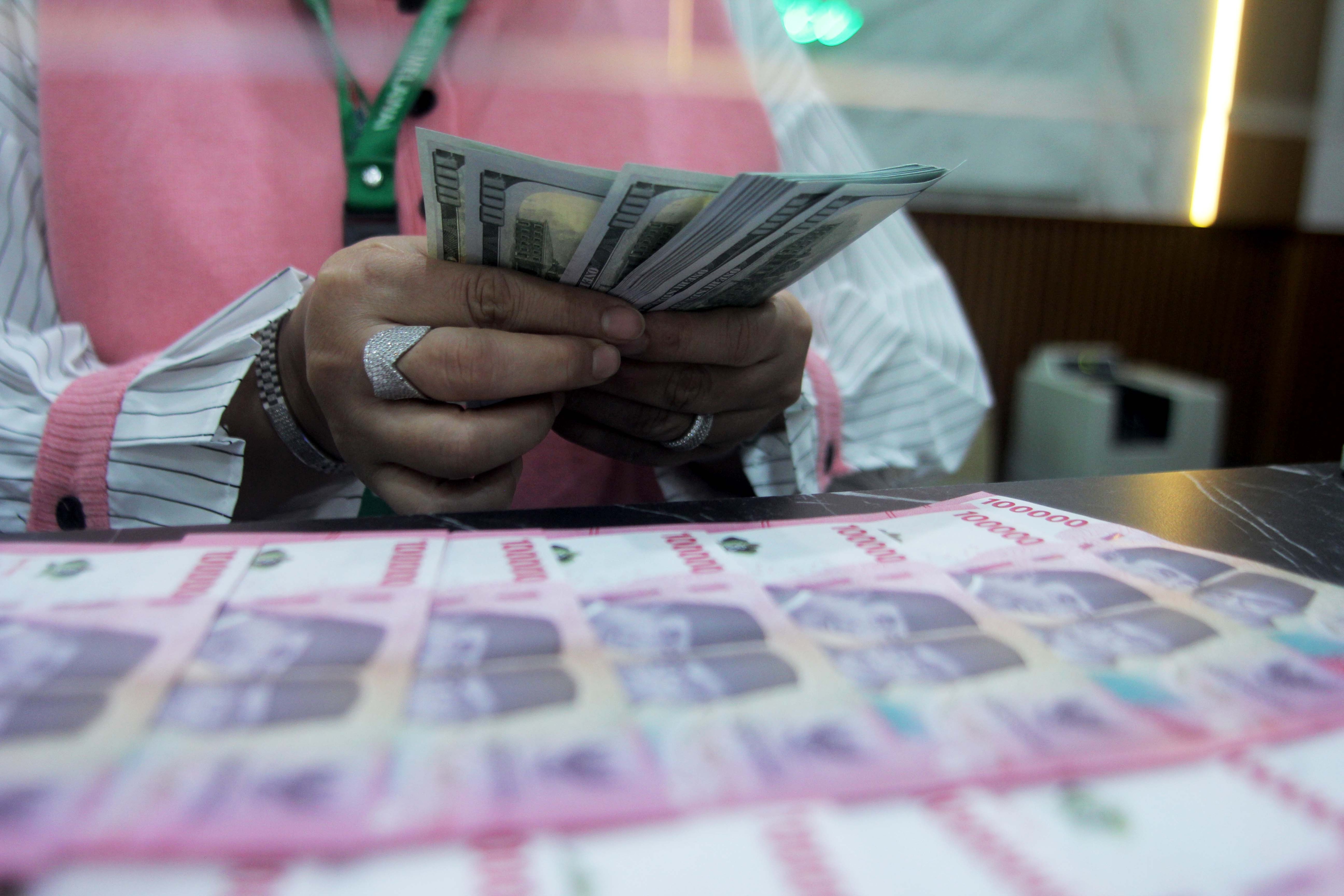 Jelang Tenggat Tarif Trump, Rupiah Terjun 51 Poin ke Rp16.456