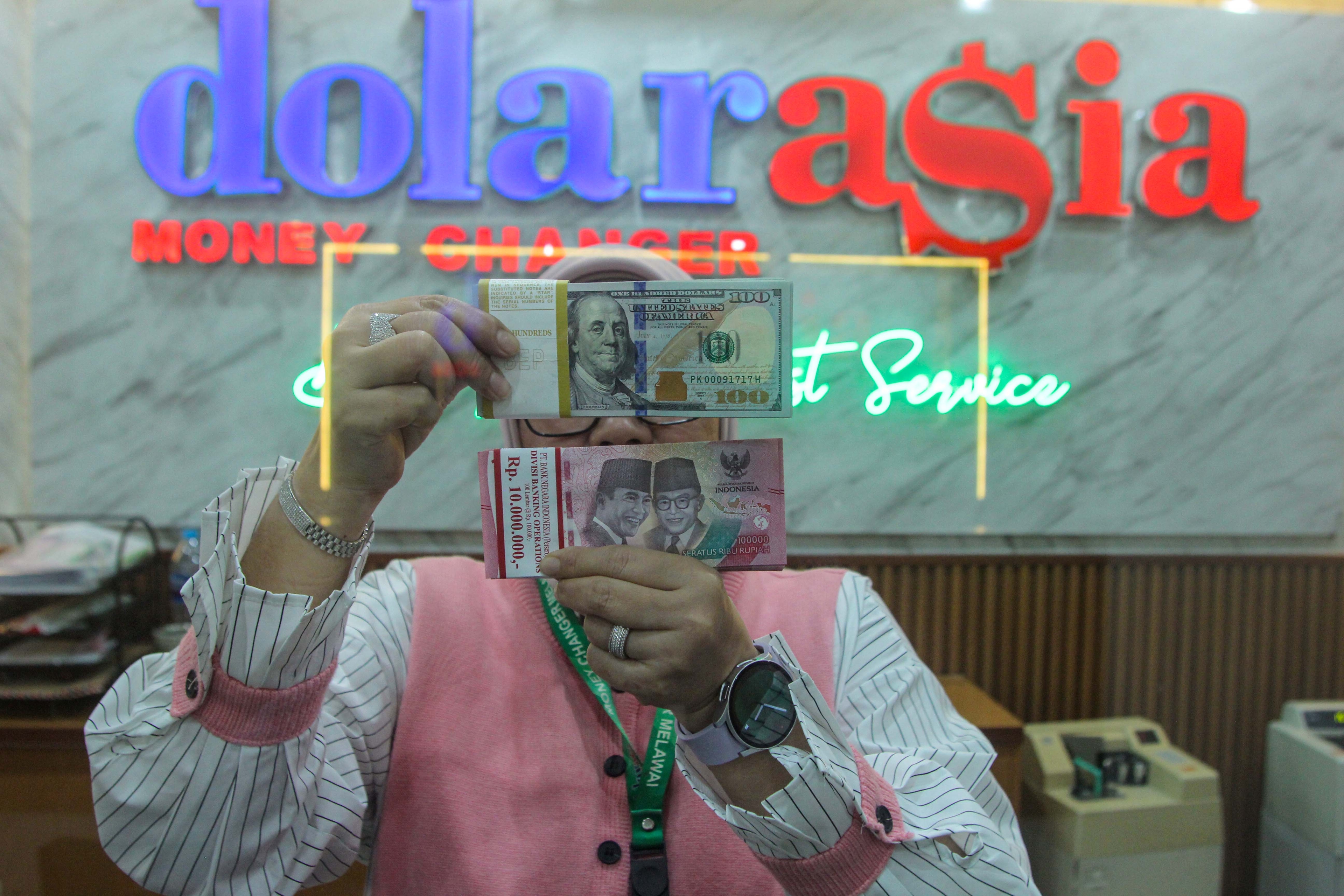 Rupiah Ambruk 45 Poin ke Rp16.676
