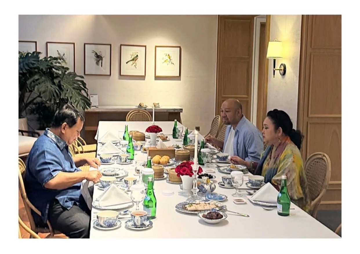 Momen Prabowo Buka Puasa Bersama Titiek dan Didit di Hari Kedua Ramadan