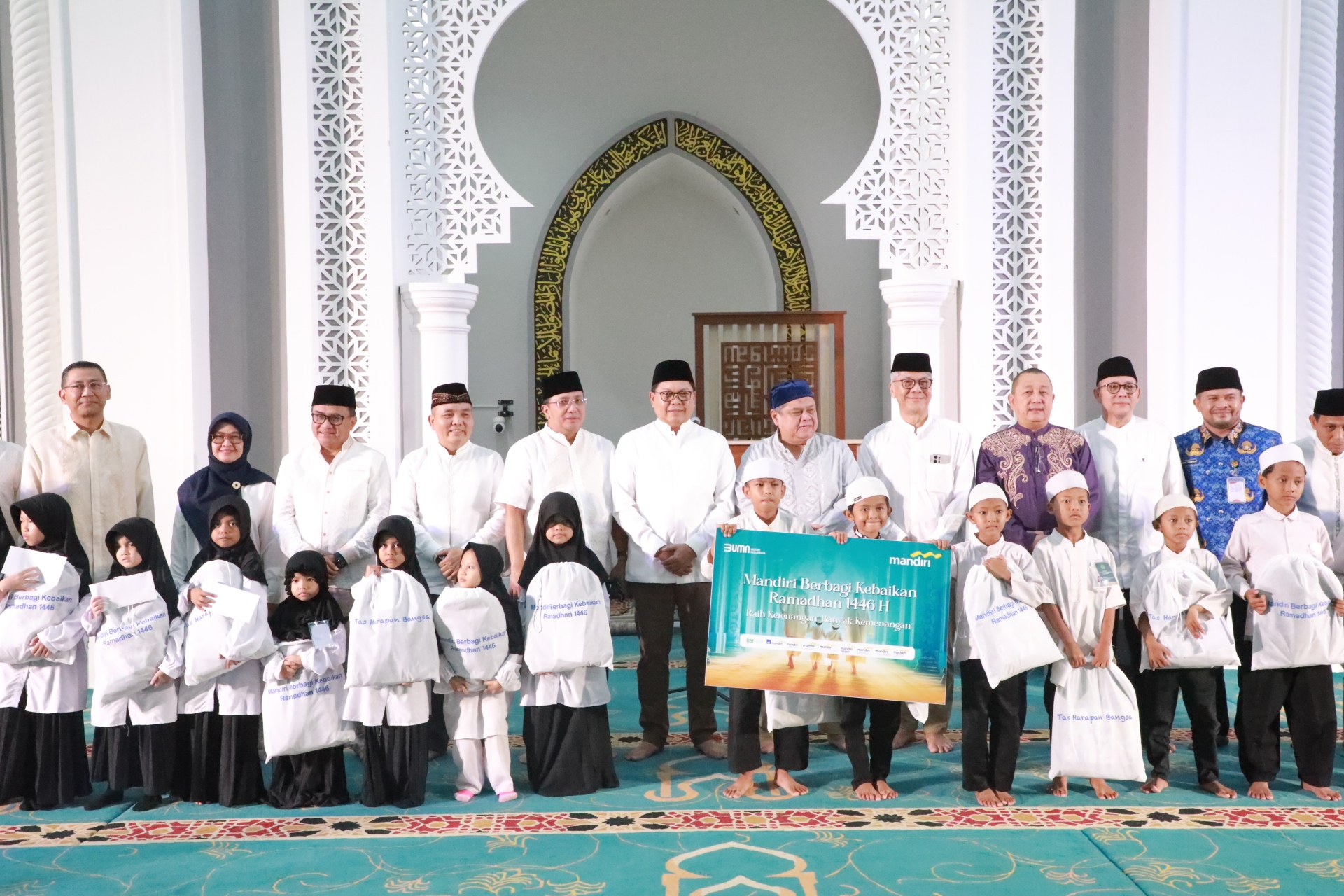 Bank Mandiri Group Santuni 3.740 Anak Yatim, Dhuafa dan Lansia di Jawa Barat