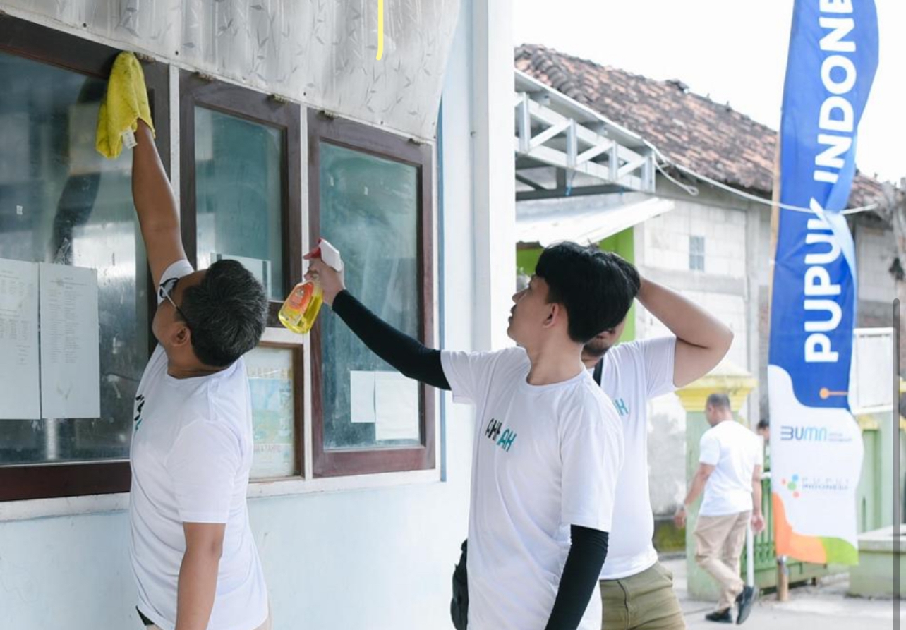 Pupuk Indonesia Gelar Sobat Aksi Ramadan, Bersihkan Ponpes di Demak dan Serahkan Bantuan