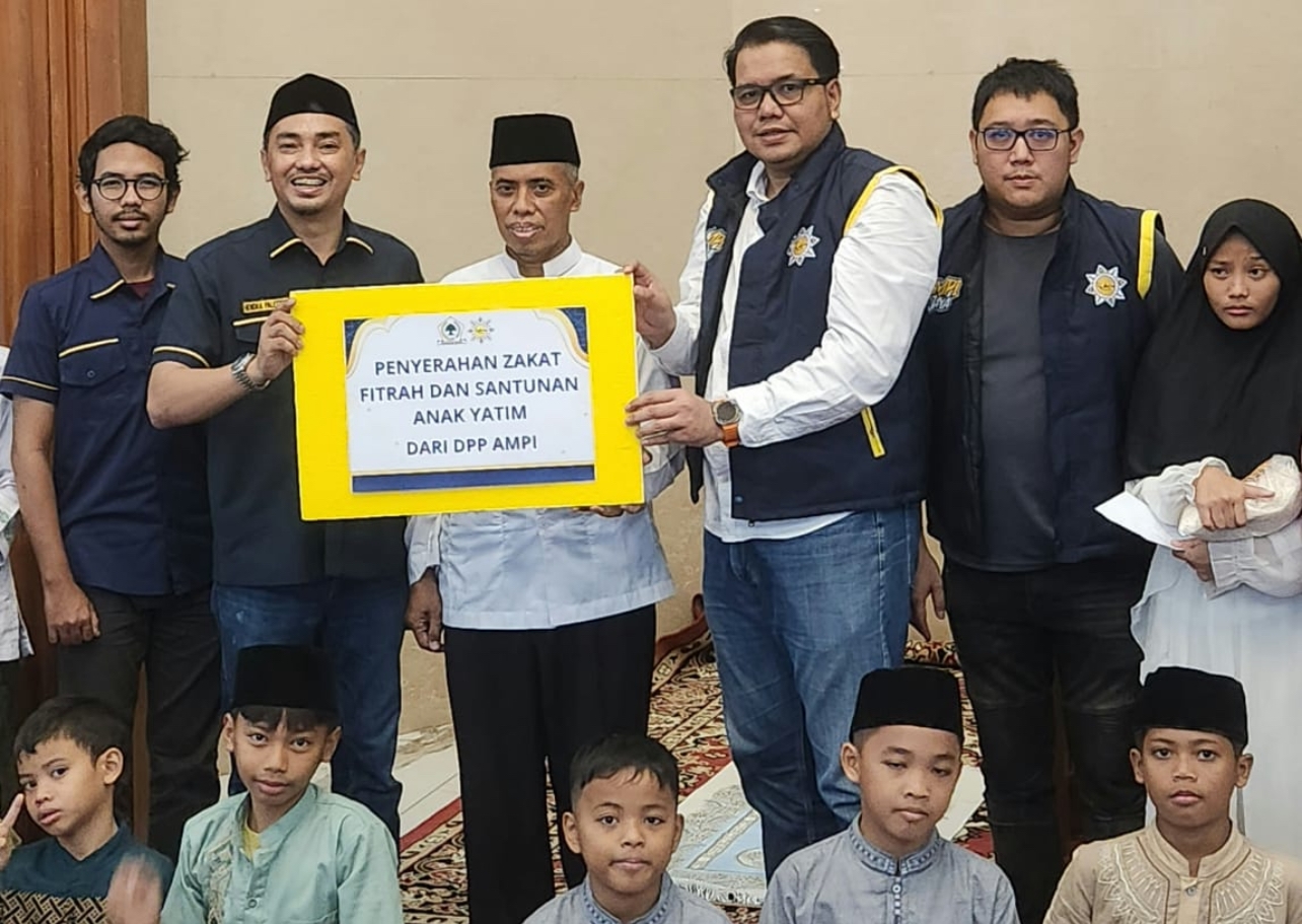 DPP AMPI Berbagi Zakat Fitrah dan Santunan Anak Yatim di Masjid Ainul Hikma DPP Partai Golkar