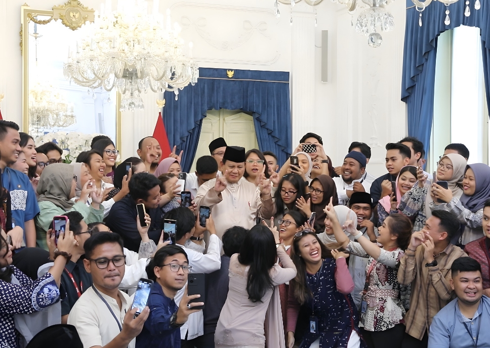 Momen Seru Prabowo Ikut Tren ‘Velocity’ Bareng Wartawan Istana
