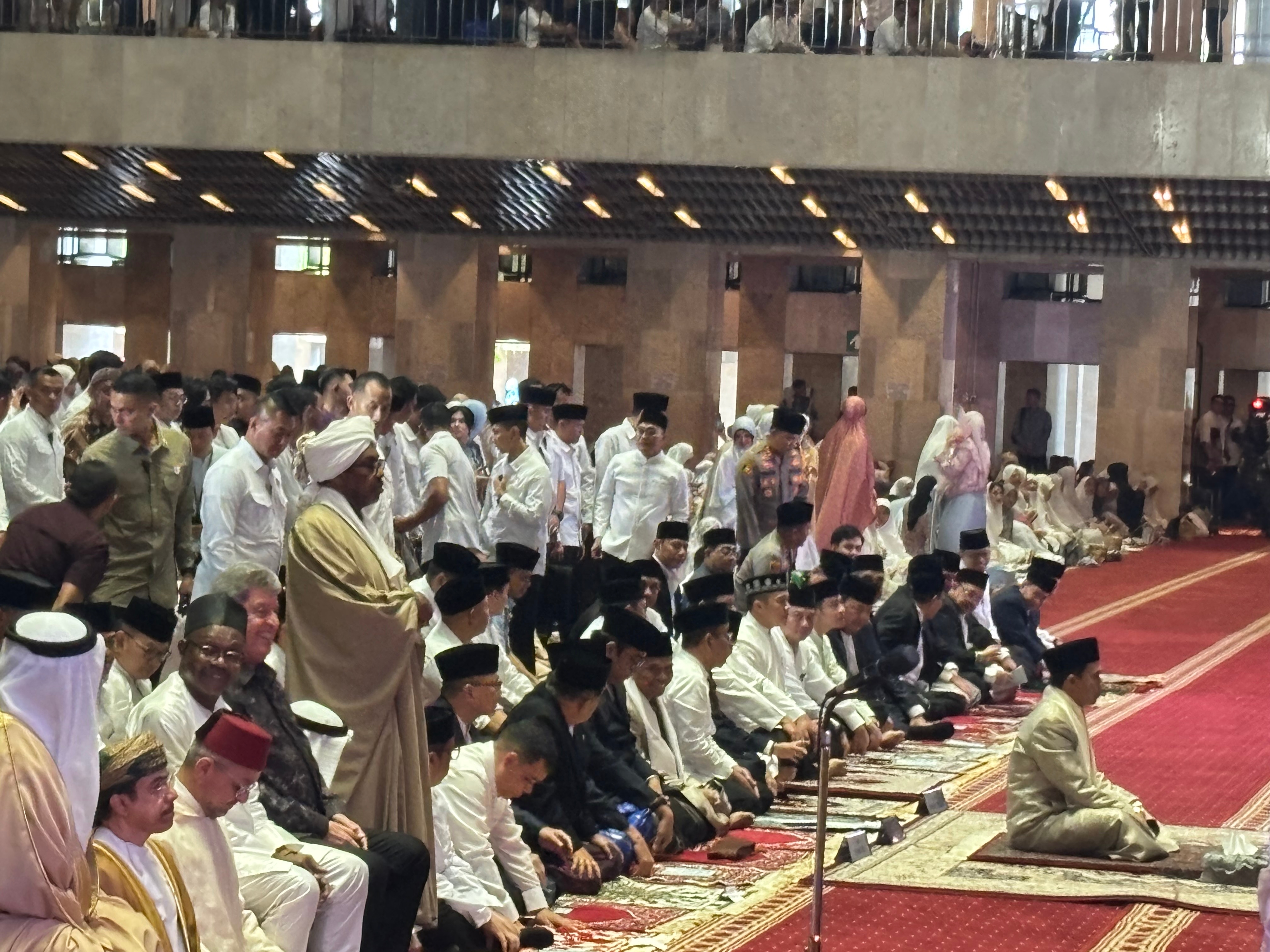 Sama-sama Berbaju Koko Putih, Begini Suasana Ketika Prabowo dan Gibran Sholat Ied Idul Fitri 2025 di Masjid Istiqal