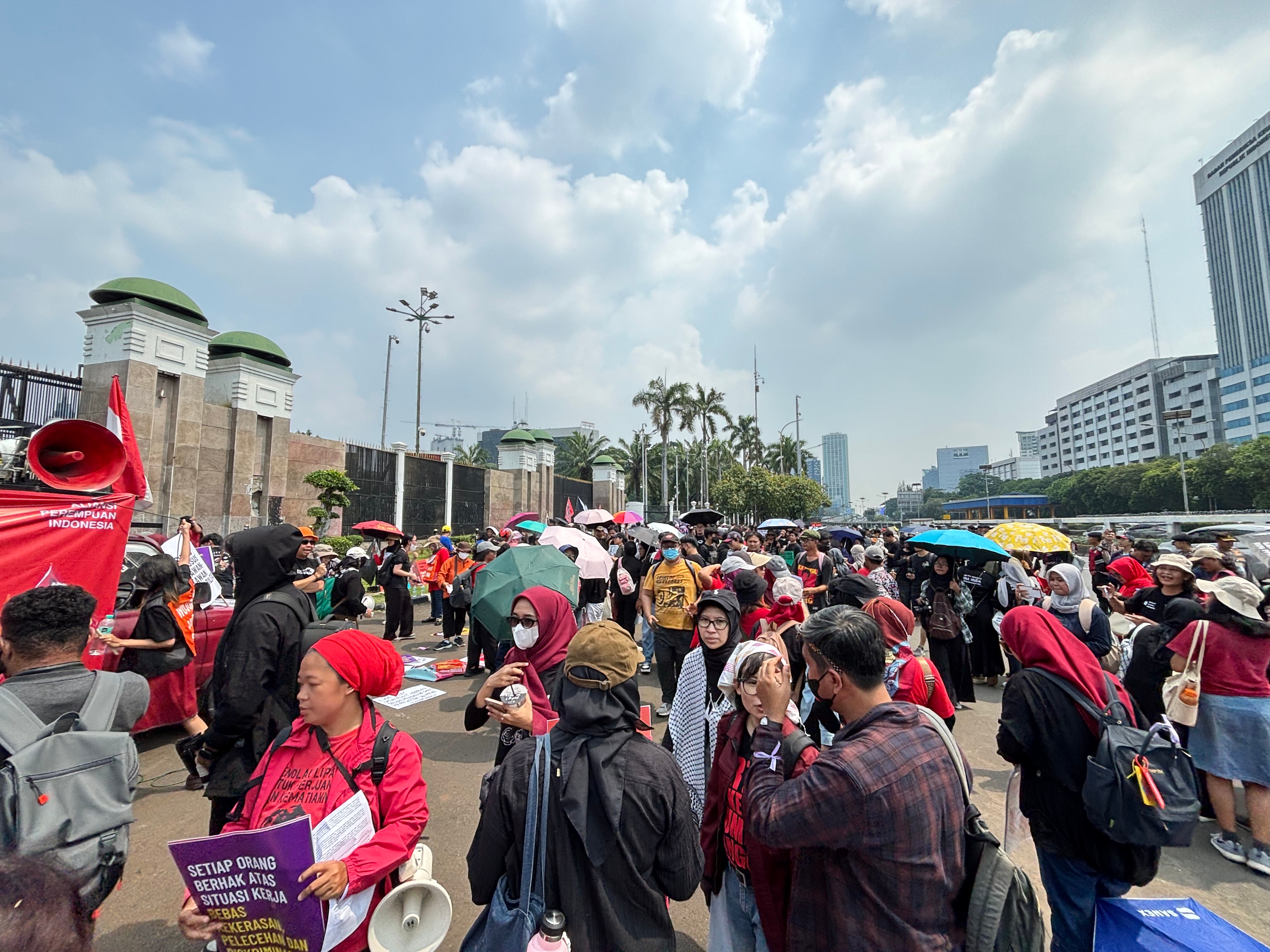 Ratusan Buruh Geruduk Gedung DPR, Serukan Krisis Tenaga Kerja hingga PHK Karyawan
