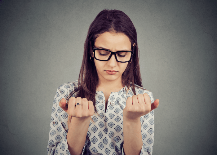   Lihat Kuku di Tengah Ngobrol? Ini Arti Psikologis di Baliknya!