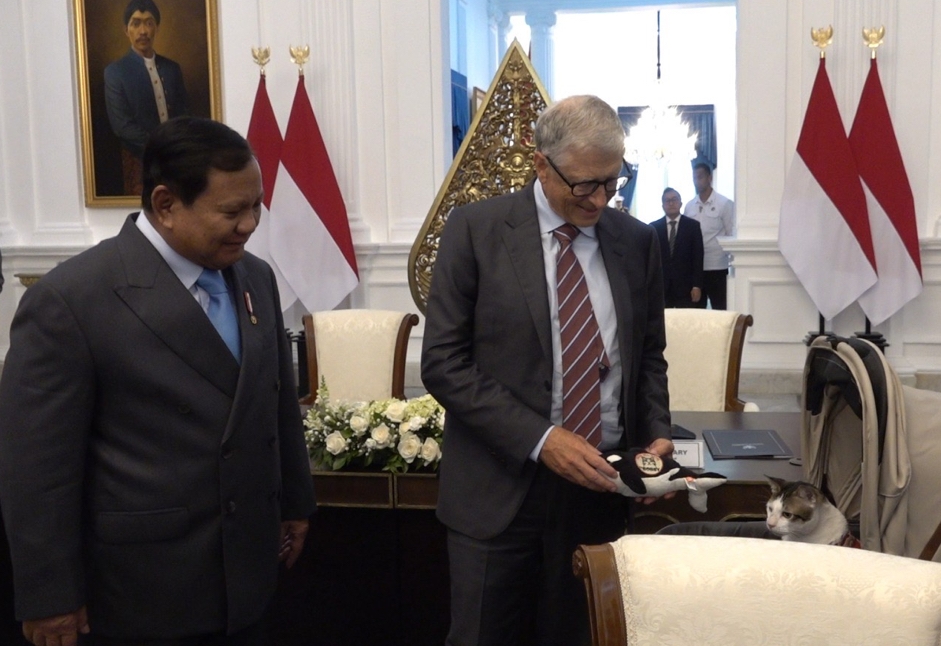 Momen Unik di Istana: Bill Gates Hadiahkan Boneka Ikan Paus ke Kucing Kesayangan Prabowo