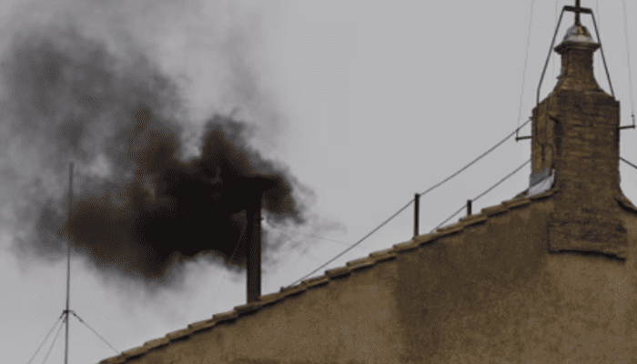 Kenapa Muncul Asap Hitam di Konklaf 2025? Ini Tanda Paus Baru Belum Terpilih