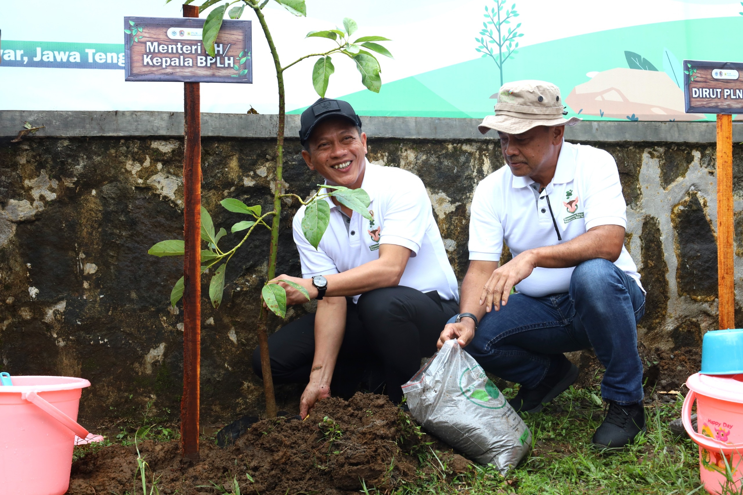 Bos PLN NP dan Menteri LH Tanam 1.500 Pohon di Telaga Madirda