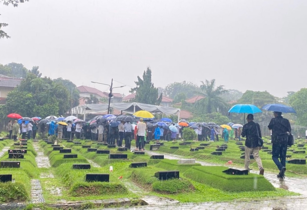 Prosesi Pemakaman Ibrahim Assegaf Dihadiri Tokoh Nasional, Najwa Shihab Ditemani Derai Hujan