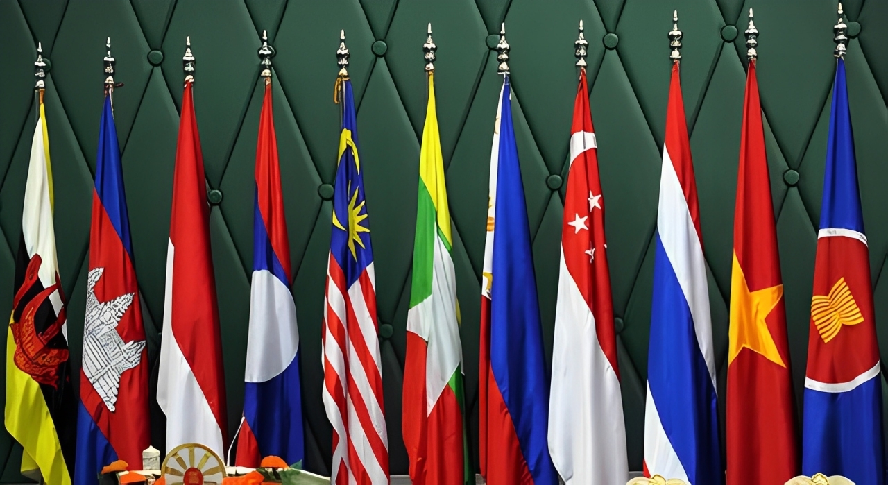 ASEAN Terjepit Dua Raksasa Ekonomi, Antara China Menekan atau AS Menjauh